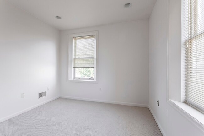 Building Photo - 326 Hailman St