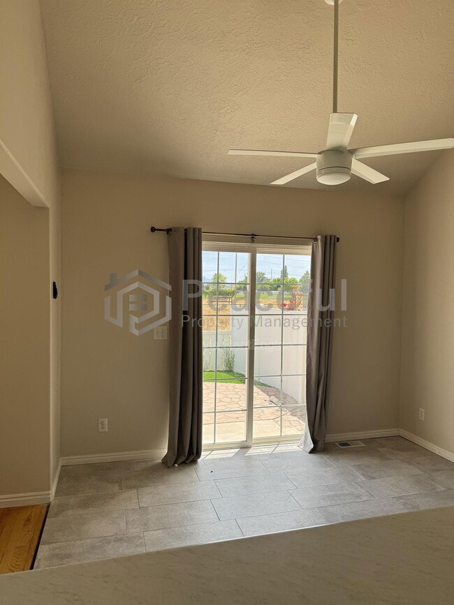 Building Photo - 1541 W Ln Ct