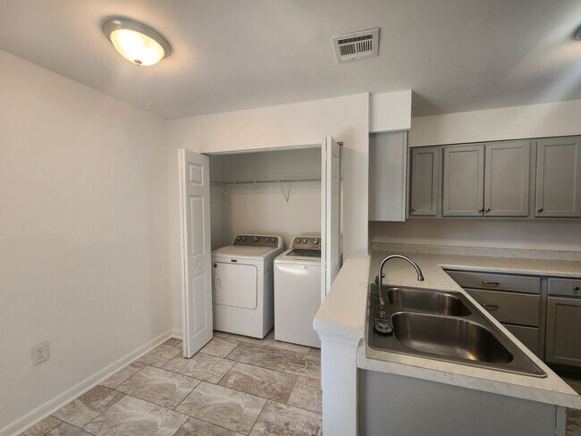 Foto del edificio - 4900 Spring Lake Dr