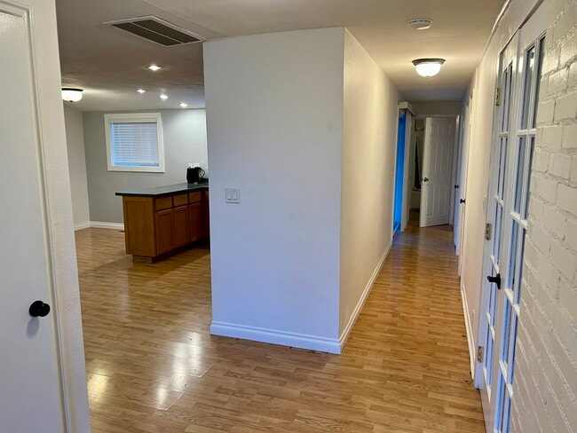 Foyer - 990 W 18th Ave