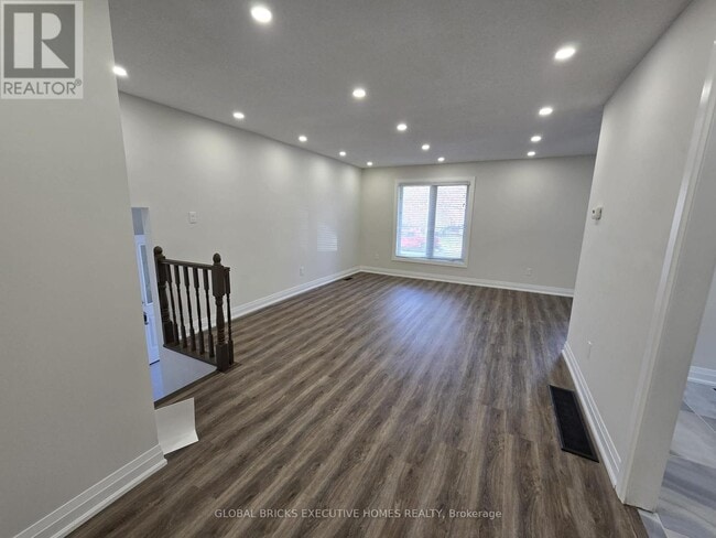 Building Photo - 3285 Lansdown Dr
