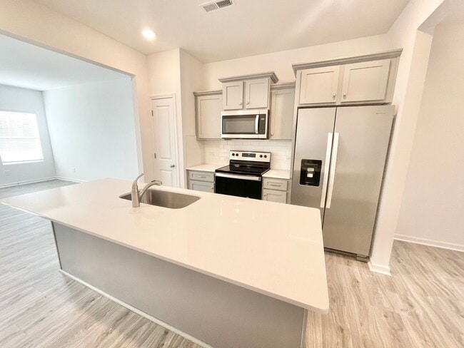 Building Photo - BEAUTIFUL 2 br 2.5 ba townhome, close to I-85, dining and shopping