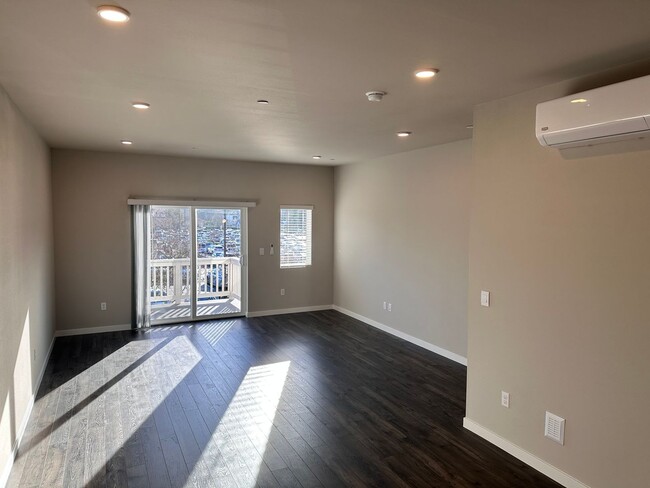 Foto del edificio - Like New Townhome with 2-car garage in Sil...