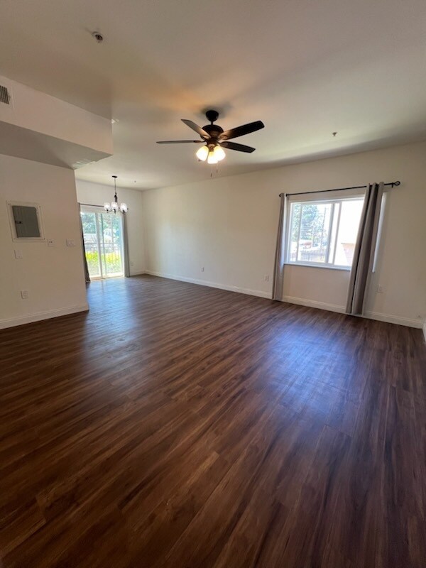 Foto del edificio - 14655 Vanowen St