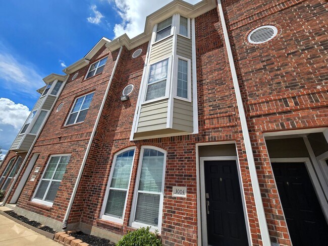 Foto del edificio - SHORT TERM thru JULY - 4 bedroom - 4.5 bat...