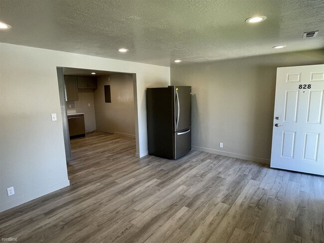 Building Photo - 2 br, 1 bath 4plex - 826 North 50 West