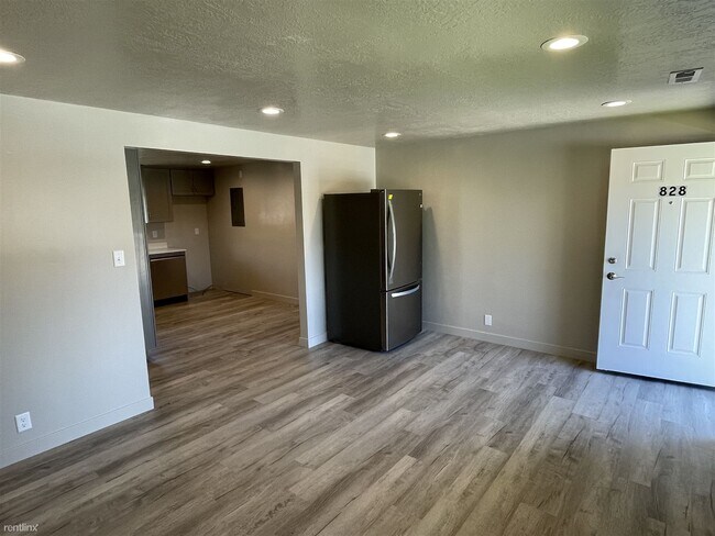 Foto del edificio - 2 br, 1 bath 4plex - 826 North 50 West