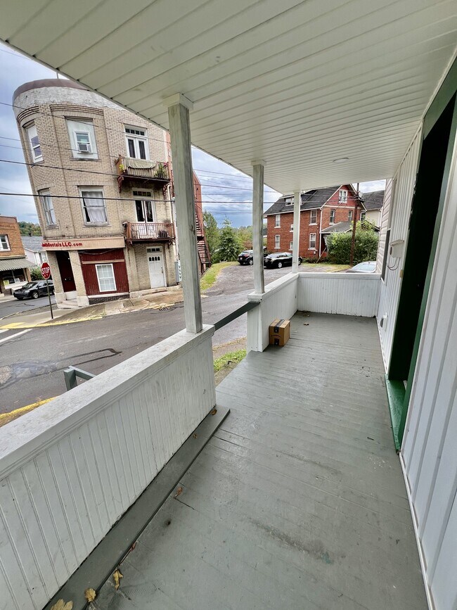 Building Photo - 400 White Ave