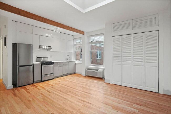 Building Photo - Amazing One-Bedroom Adams Morgan Unit! - W...