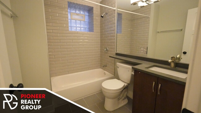 Building Photo - 556 W Arlington Pl