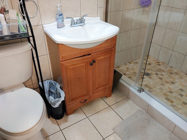 Building Photo - 164 Walnut St