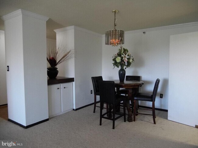 Building Photo - 15101 Interlachen Dr