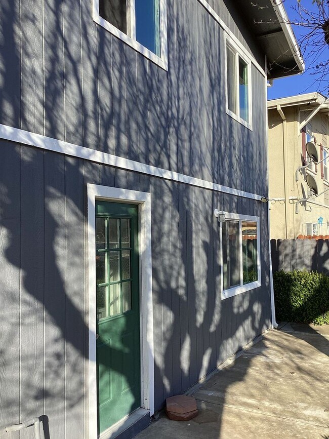 Foto del edificio - NOW AVAILABLE!! 2 BEDROOM 1.5 BATH GUSTINE APARTMENT