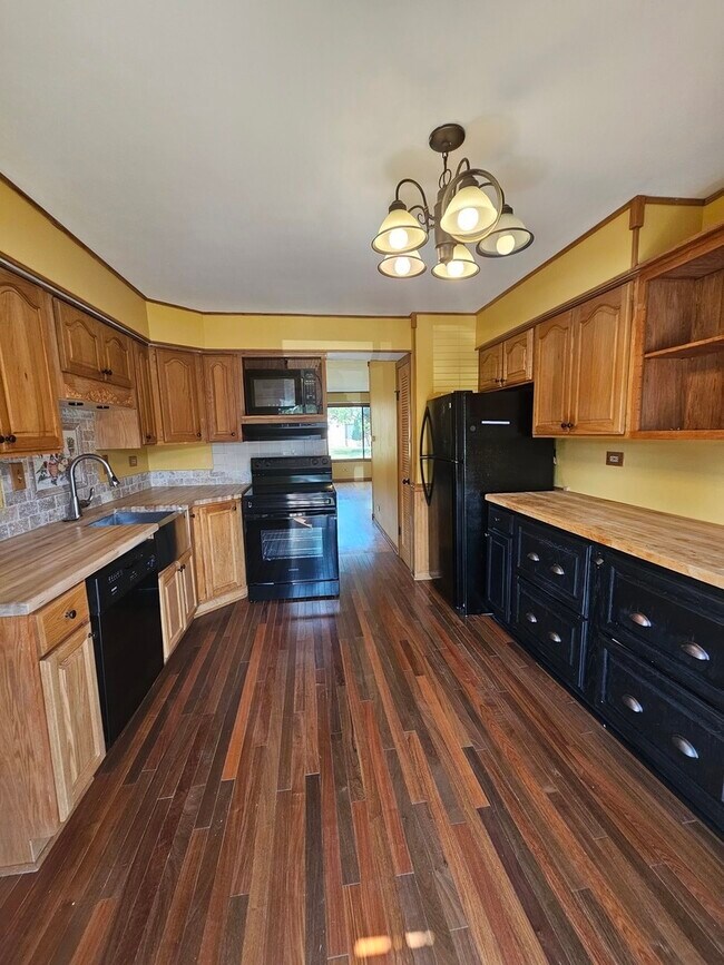 Building Photo - 9345 Hamilton Ct