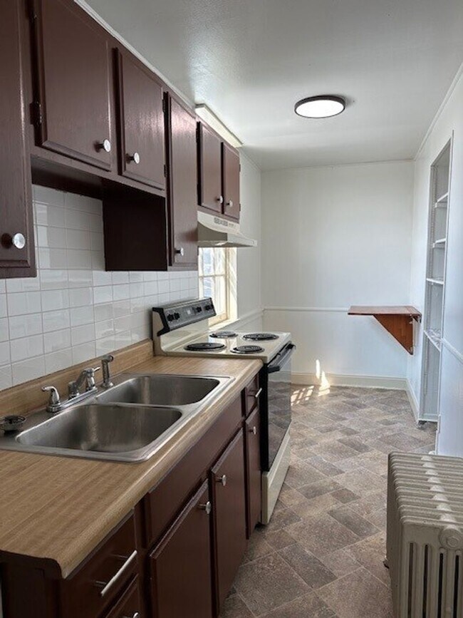 Foto del edificio - 2 Bedroom 1 Bathroom 2nd Floor Apartment F...