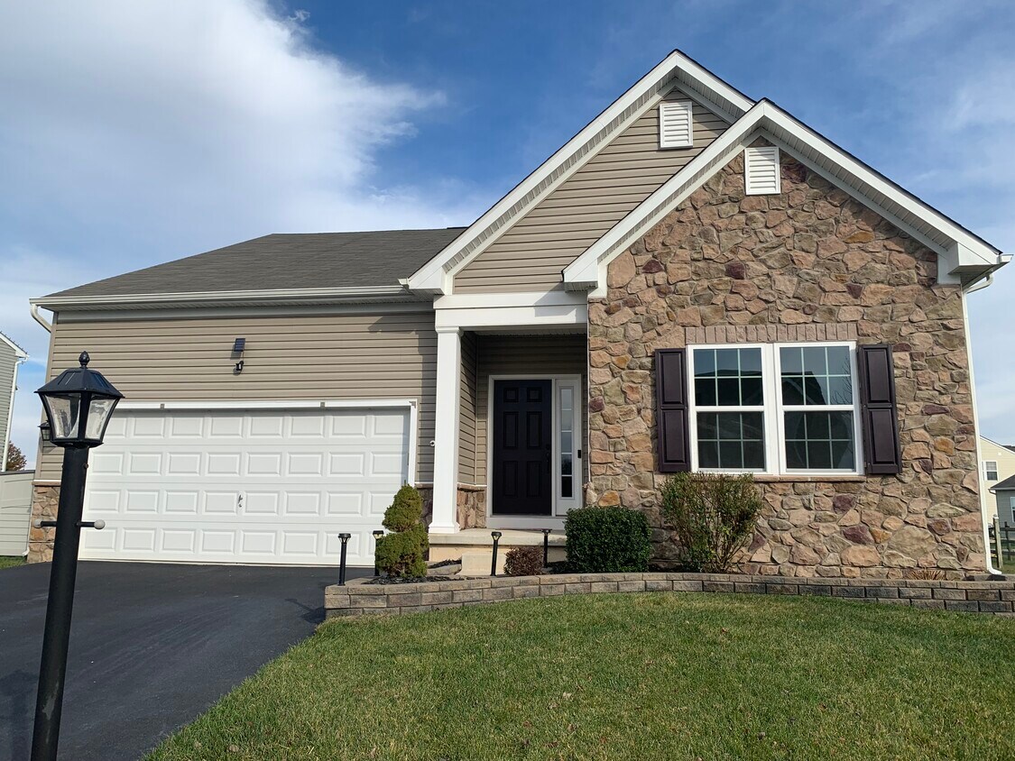 Foto principal - 127 Shady Creek Ln