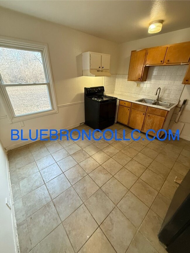 Building Photo - Nice house, great location!