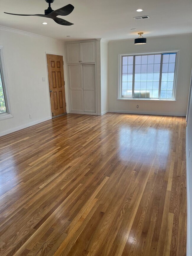 Building Photo - House - 3 Bedrooms / 1 Bathroom - Pico Rivera