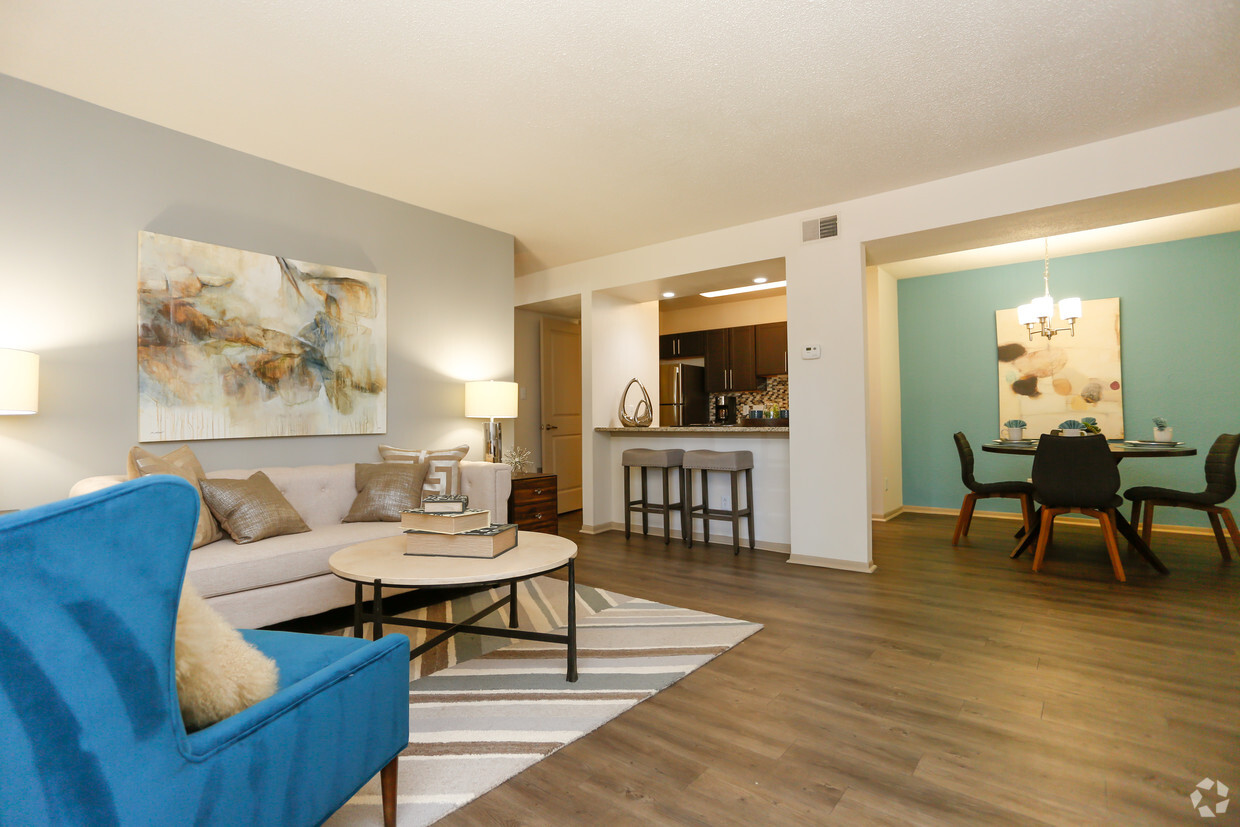 Foto principal - Madison Southpark Apartment Homes