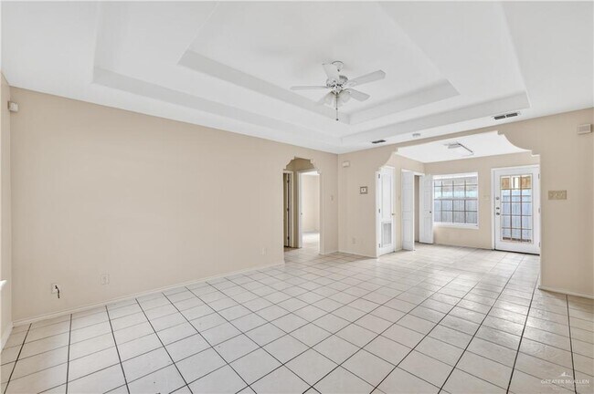Building Photo - 18 Redbud Ave