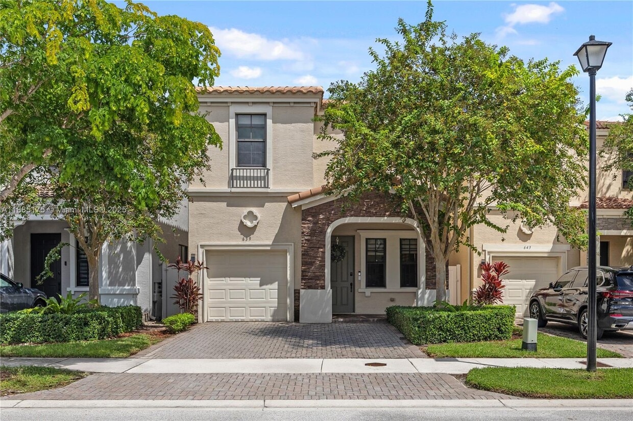 Foto principal - 639 NE 193rd St