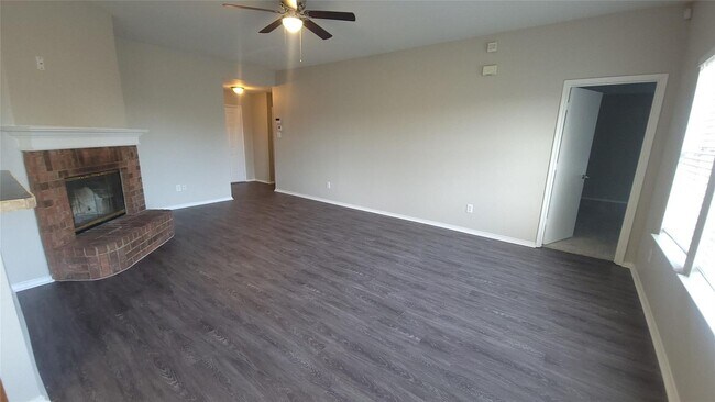 Foto del edificio - Discover this inviting 1,459 sq ft home, p...