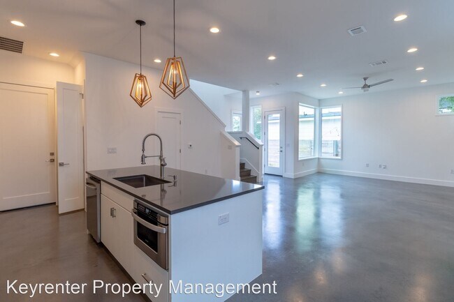 Building Photo - 3 br, 3 bath House - 2504 E. 6th St. #1