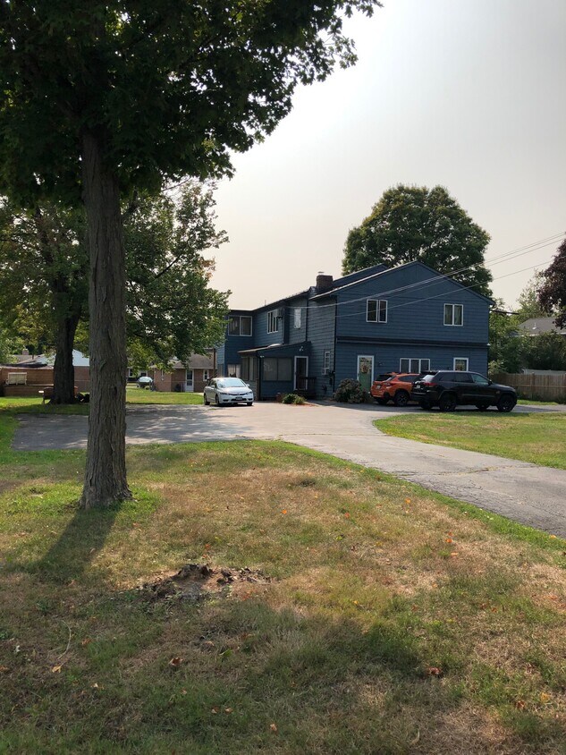 Large Yard with Fire Pit and Lots of Parking - 151 High St
