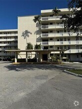 Building Photo - 2859 Leonard Dr