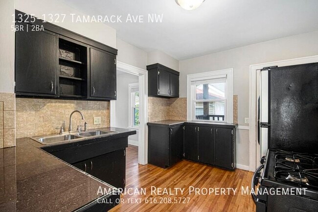 Foto del edificio - 1325-1327 Tamarack Ave NW-