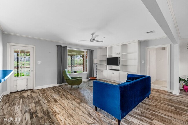 Foto del edificio - UPDATED MID-CENTURY MODERN HOME WITH SPECIAL CHARACTER