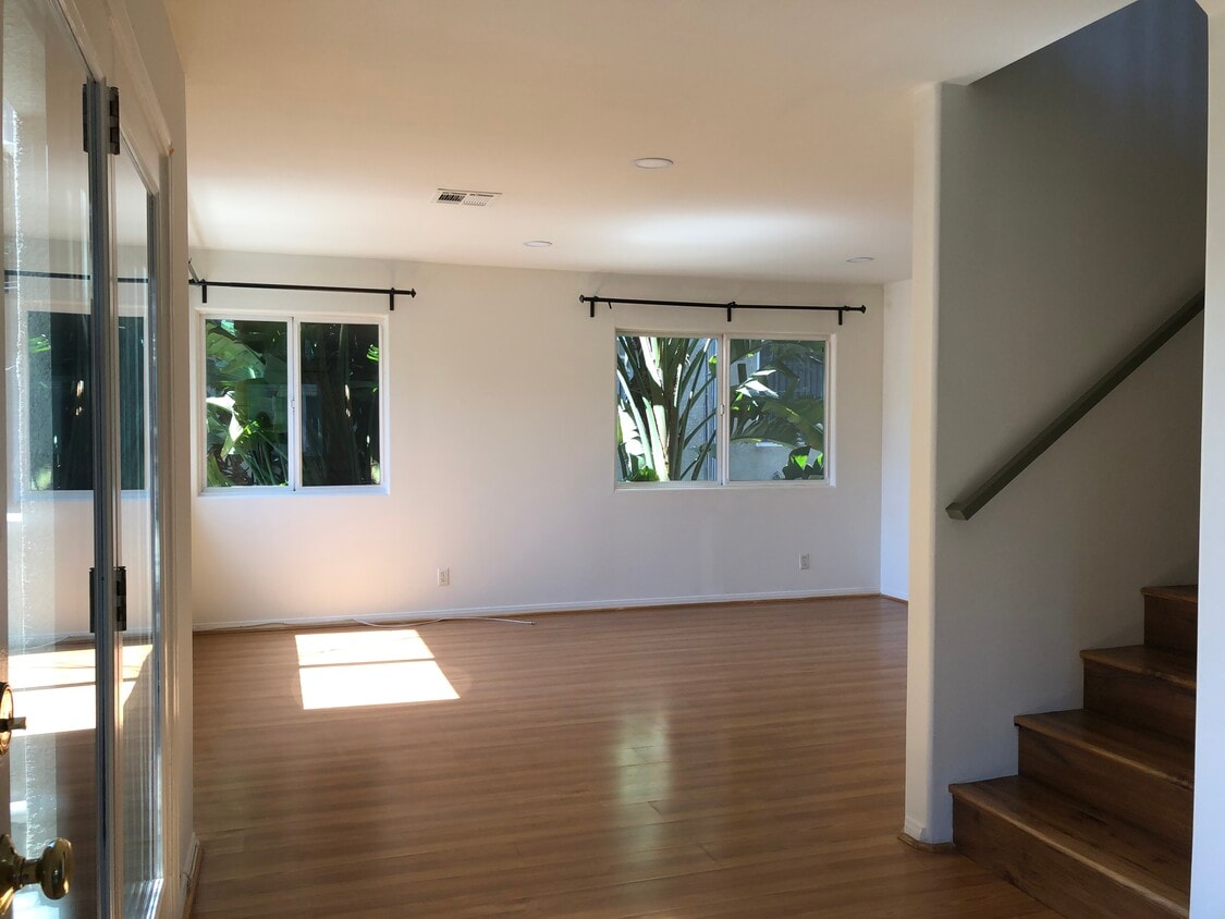Livingroom - 2563 S Sepulveda Blvd