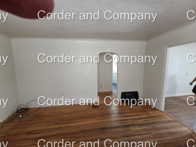 Building Photo - Cute 2 Bedroom 1 Bathroom Duplex Located i...