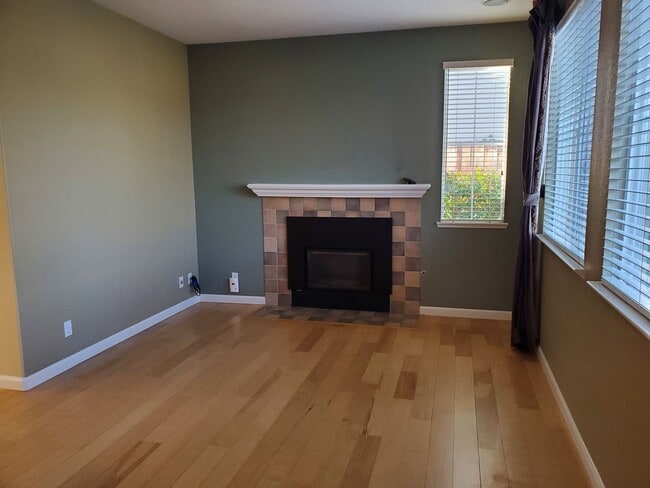 Building Photo - Huge 2 Bedroom House with separate Office ...