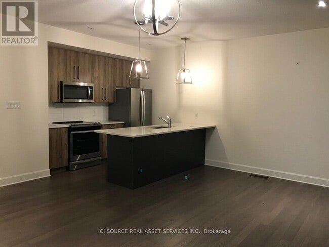 Building Photo - 499 Sophia Cres