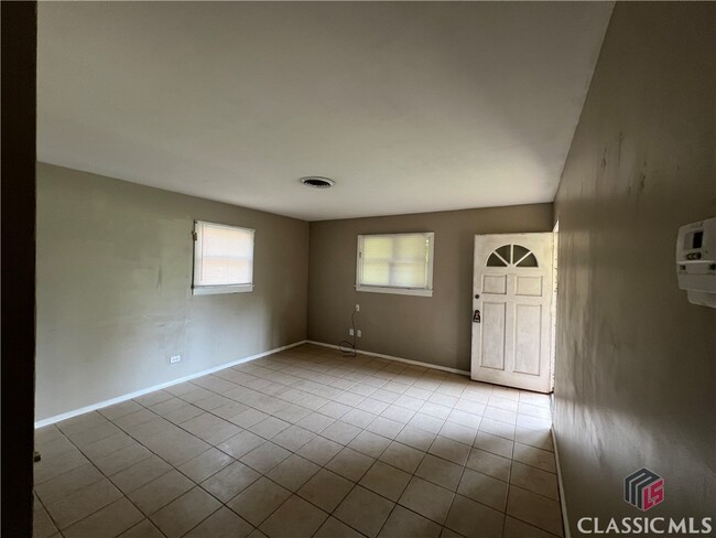 Building Photo - 129 Pineview Dr