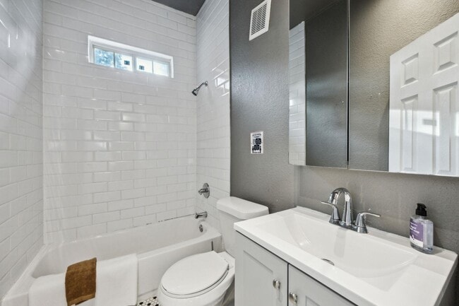 Building Photo - 605 S Oak Cliff Blvd