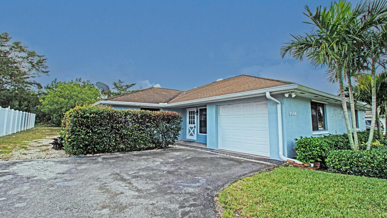 8588 SE Oleander St, Hobe Sound, FL 33455 Townhome Rentals in Hobe