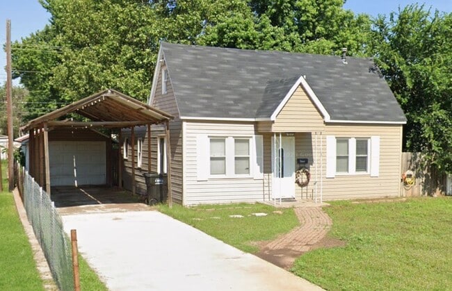 Building Photo - 813 N Burford Ave