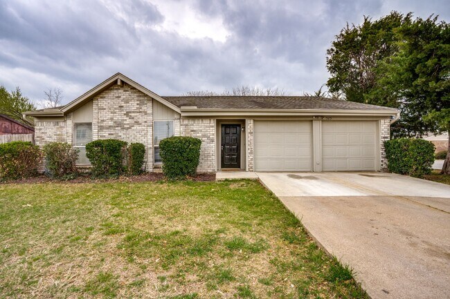 Building Photo - Stylishly Updated Home with Spacious Livin...