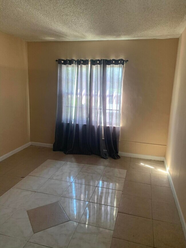 Foto del edificio - 2340 R J Hendley Ave