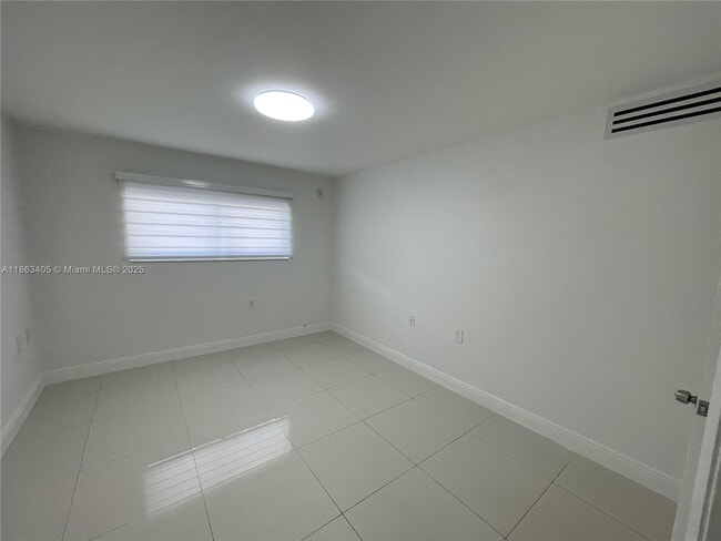 Foto del edificio - 7012 NW 179th St