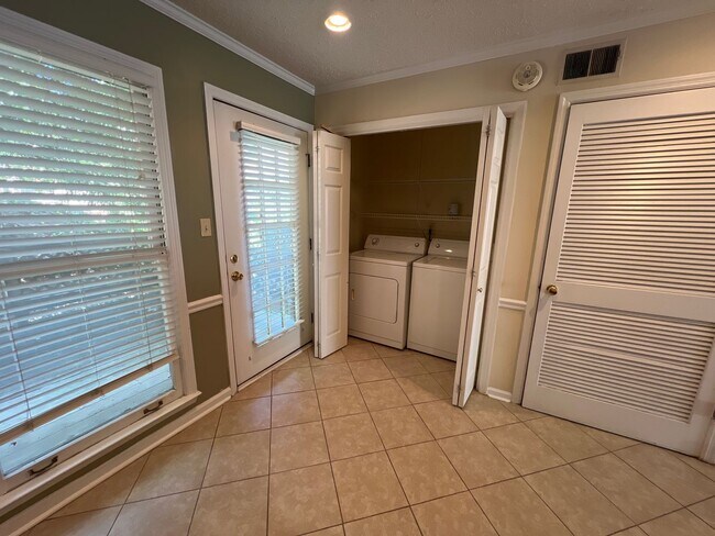 Foto del edificio - 2 Bedroom Apartments/Townhomes in Five Poi...