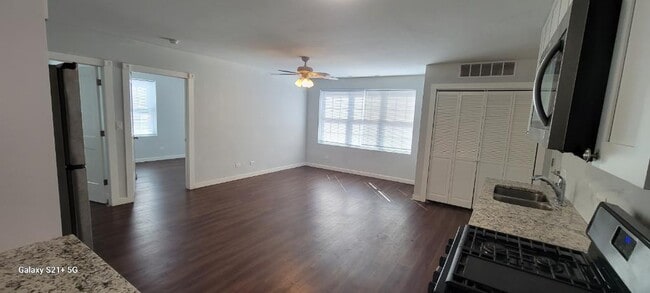 Foto del edificio - 7441 N Rogers Ave