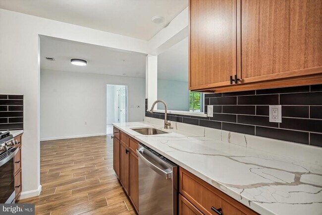 Building Photo - 10010 Vanderbilt Cir