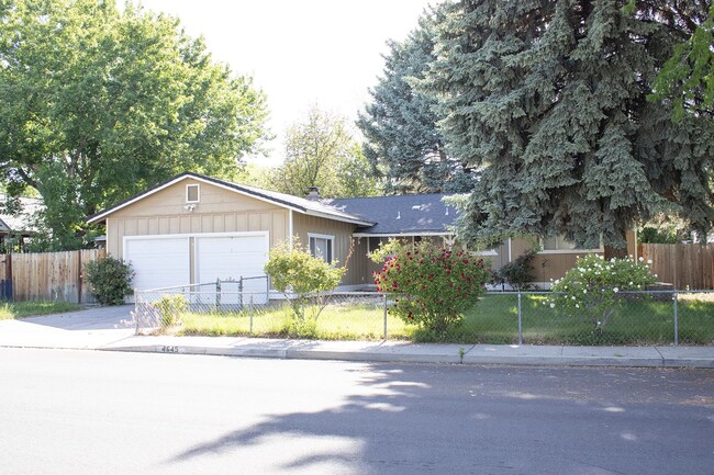 Building Photo - 3 Bedroom 2 Bath 2-car garage Close to 580