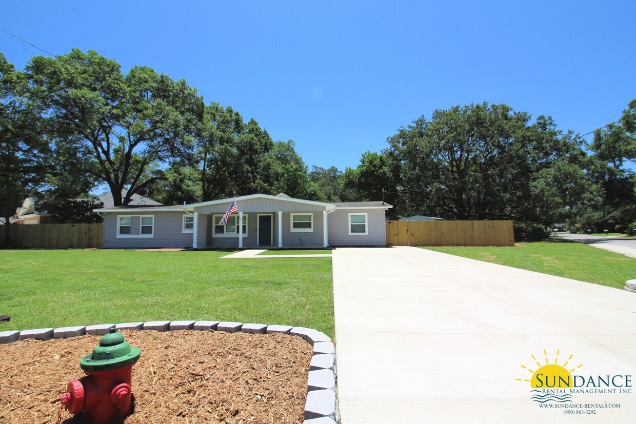 Primary Photo - Breathtaking 4 Bedroom Home in Fort Walton...