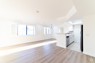 Building Photo - 1510 S Barrington Ave