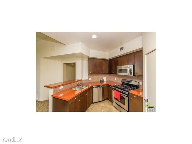 Building Photo - 1020 E Palm Canyon Dr