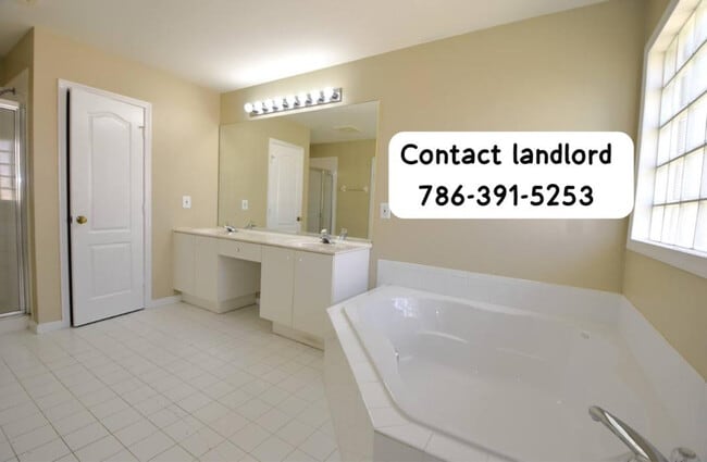 Building Photo - 2010 SW 112th Ter